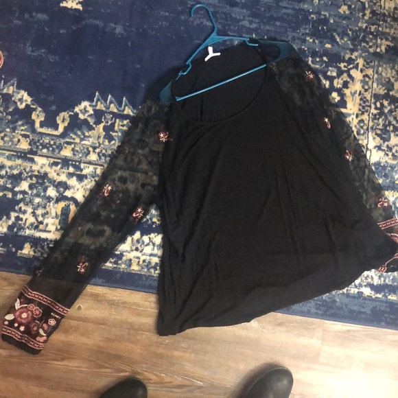 Black top - Picture 1 of 1